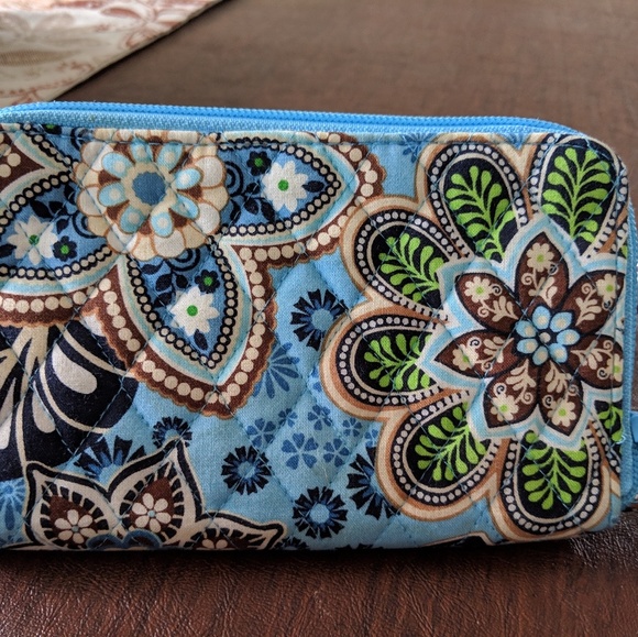Vera Bradley Handbags - Vera Bradley zippered clutch wallet